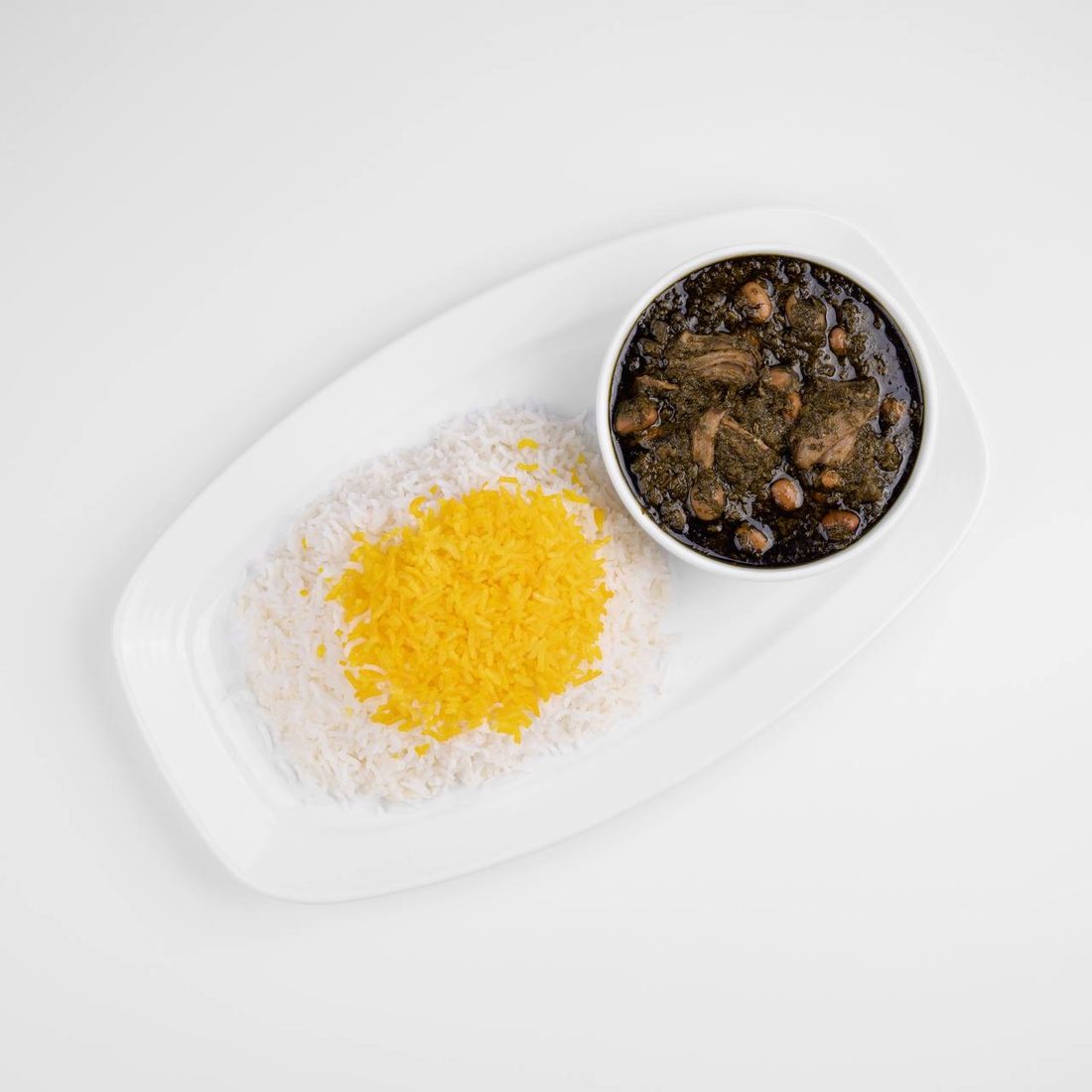 Ghormeh Sabzi — persischer Kräutereintopf mit Kidneybohnen und Reis